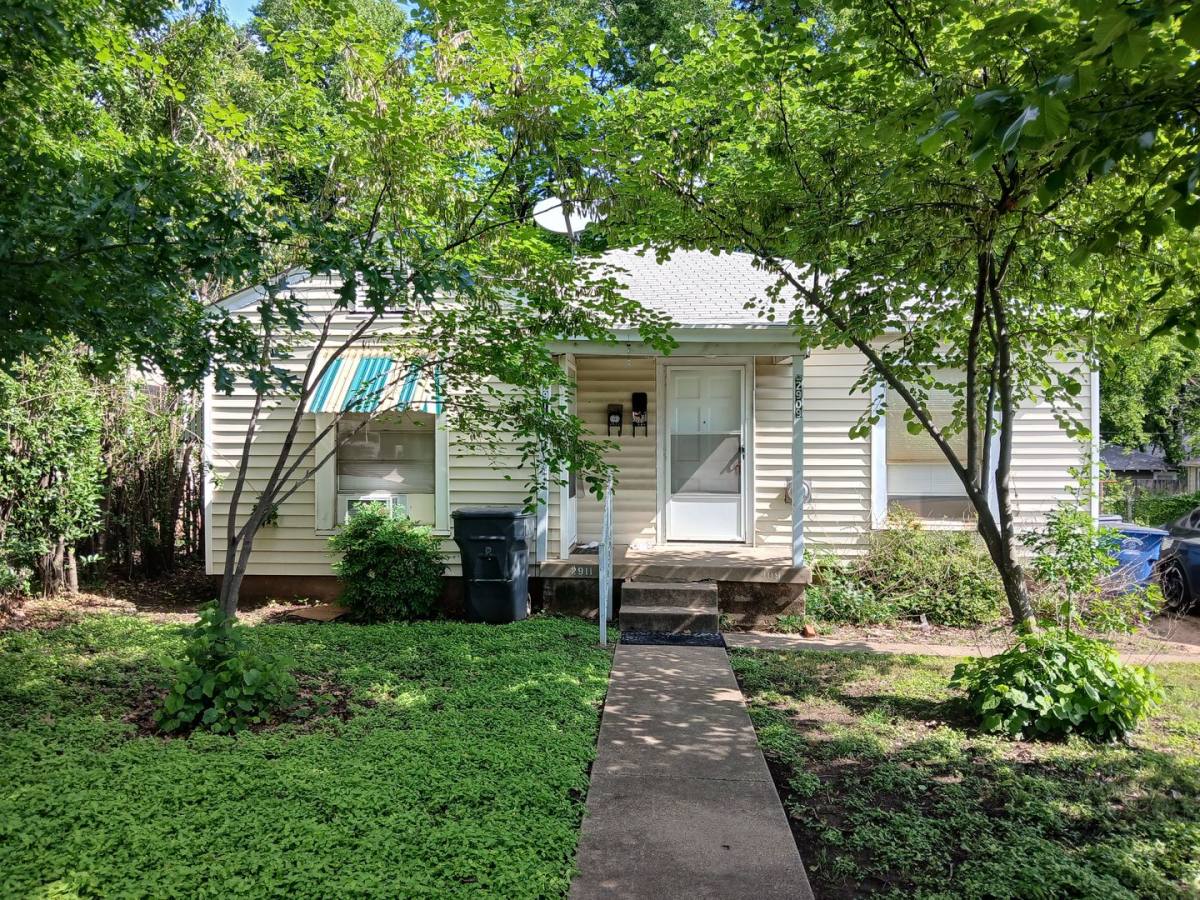 Apartment for rent at 2909-2911 W Clarendon Dr, Dallas, TX 75211