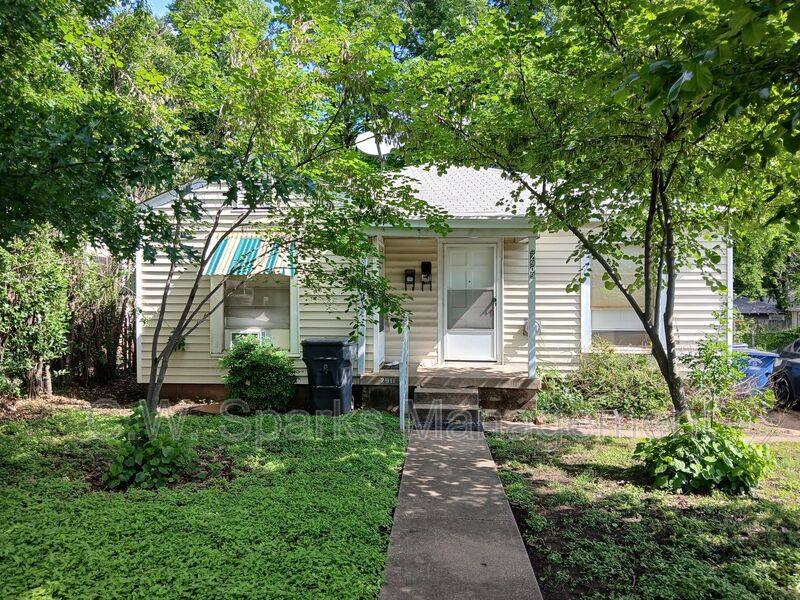 Apartment for rent at 2909 W Clarendon Dr, Dallas, TX 75211
