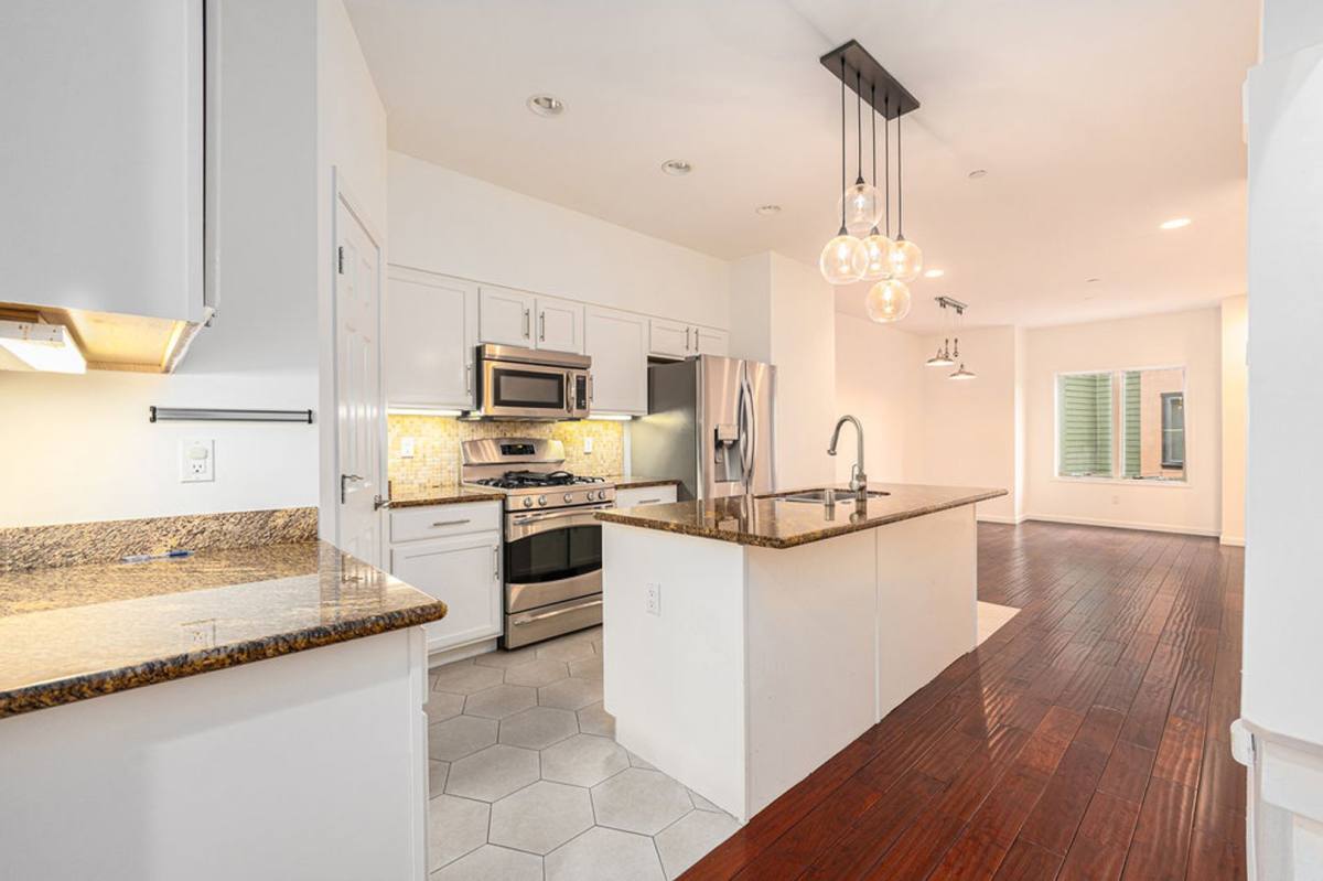 Townhouse for rent at 4895 Shattuck Ave, Oakland, CA 94609