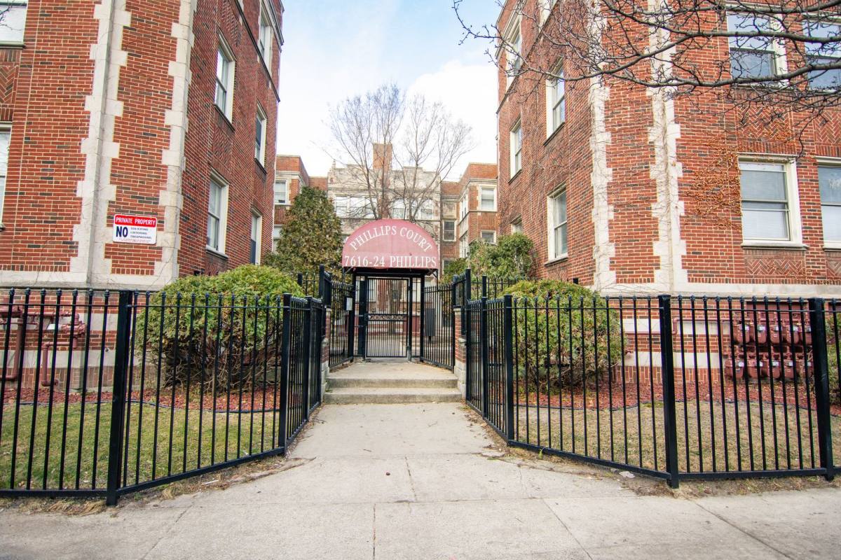 Apartment for rent at 7616 S Phillips Ave, Chicago, IL 60649