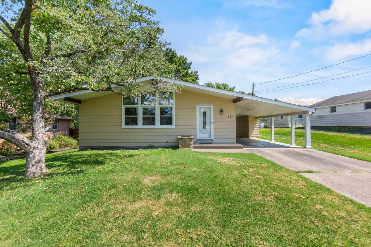 House for rent at 226 S Farmington Rd, Jackson, MO 63755
