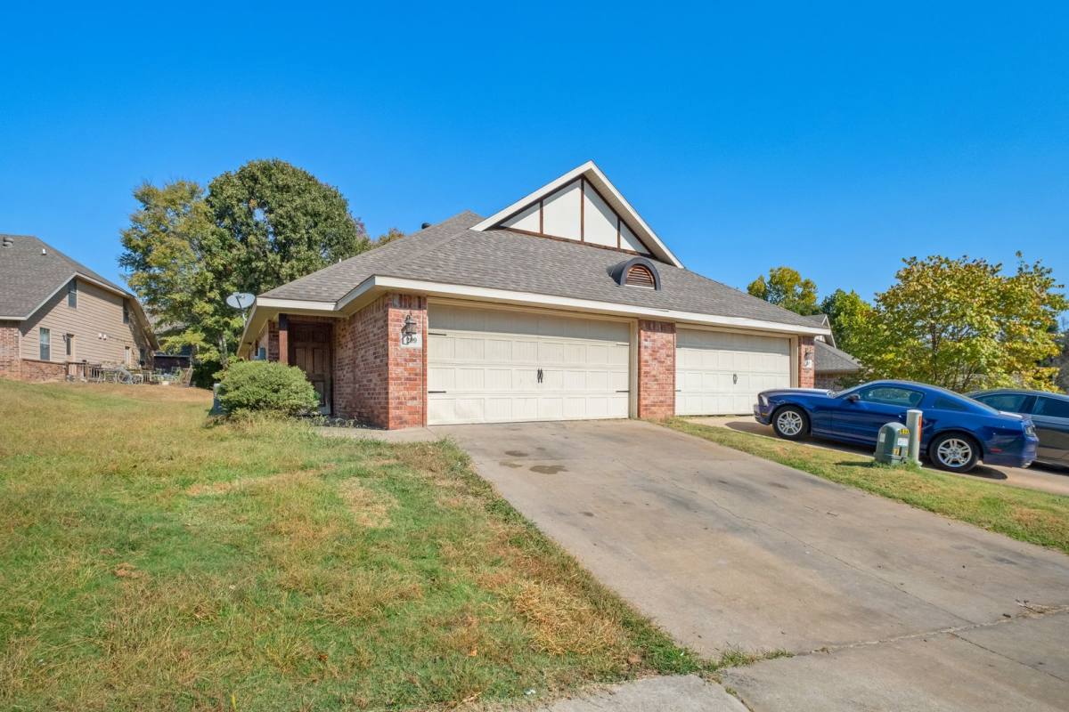 Apartment for rent at 207 S Woodsprings Dr, Fayetteville, AR 72701