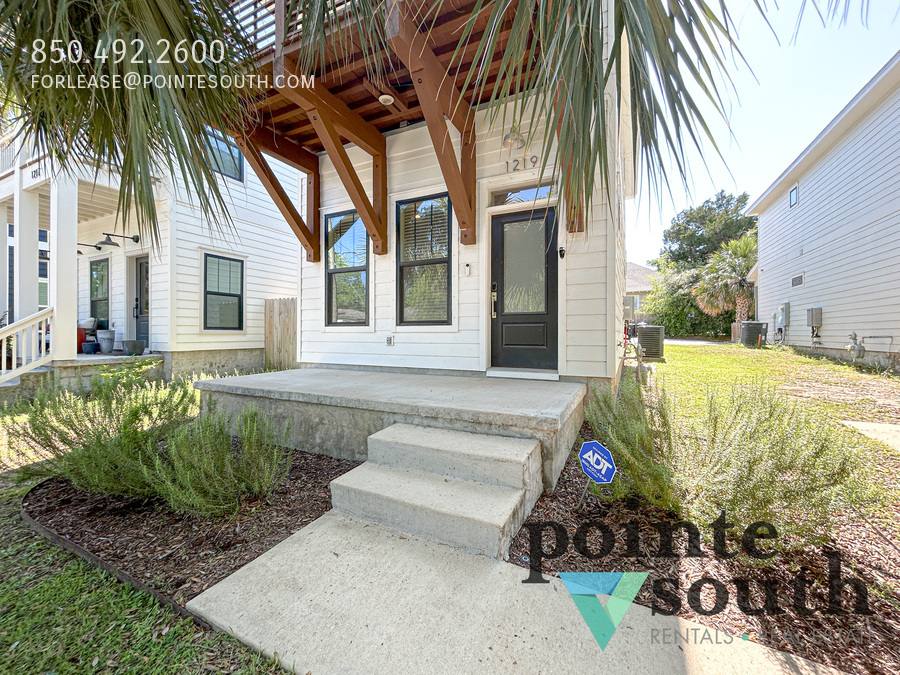 Townhouse for rent at 1219 N Guillemard St, Pensacola, FL 32501