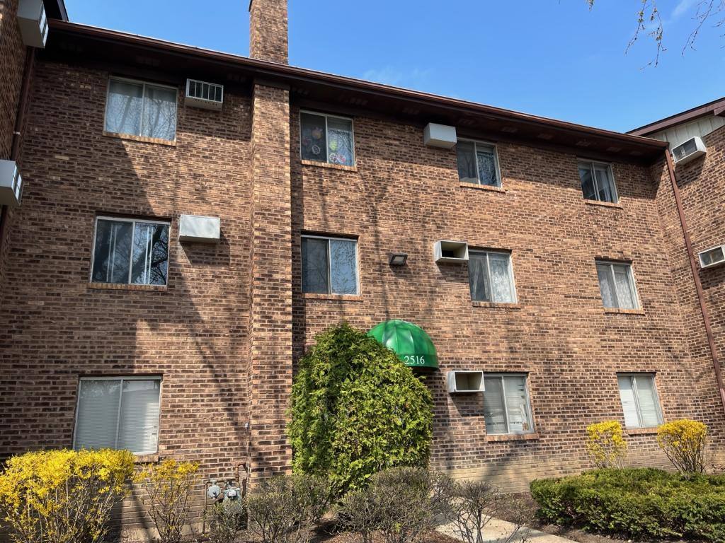 Apartment for rent at 2516 Waterbury Dr, Woodridge, IL 60517