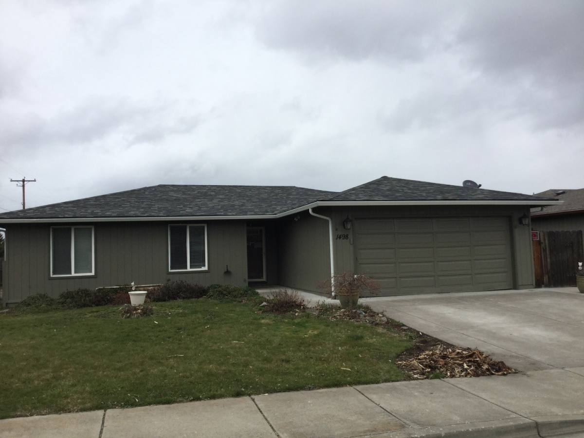 House for rent at 1498 Avalon Dr, Medford, OR 97501