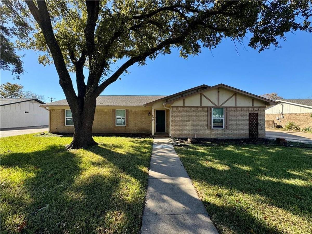 House for rent at 209 Travis Lane, Hewitt, TX 76643