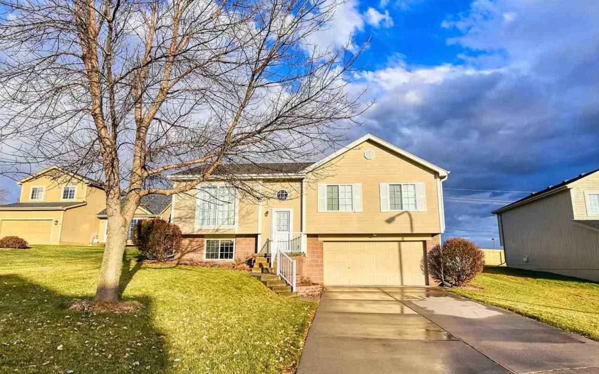 House for rent at 1709 Eastview Dr, Papillion, NE 68046