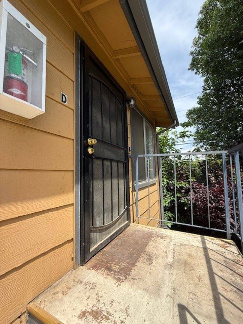 Apartment for rent at 624 N Encina St, Visalia, CA 93291