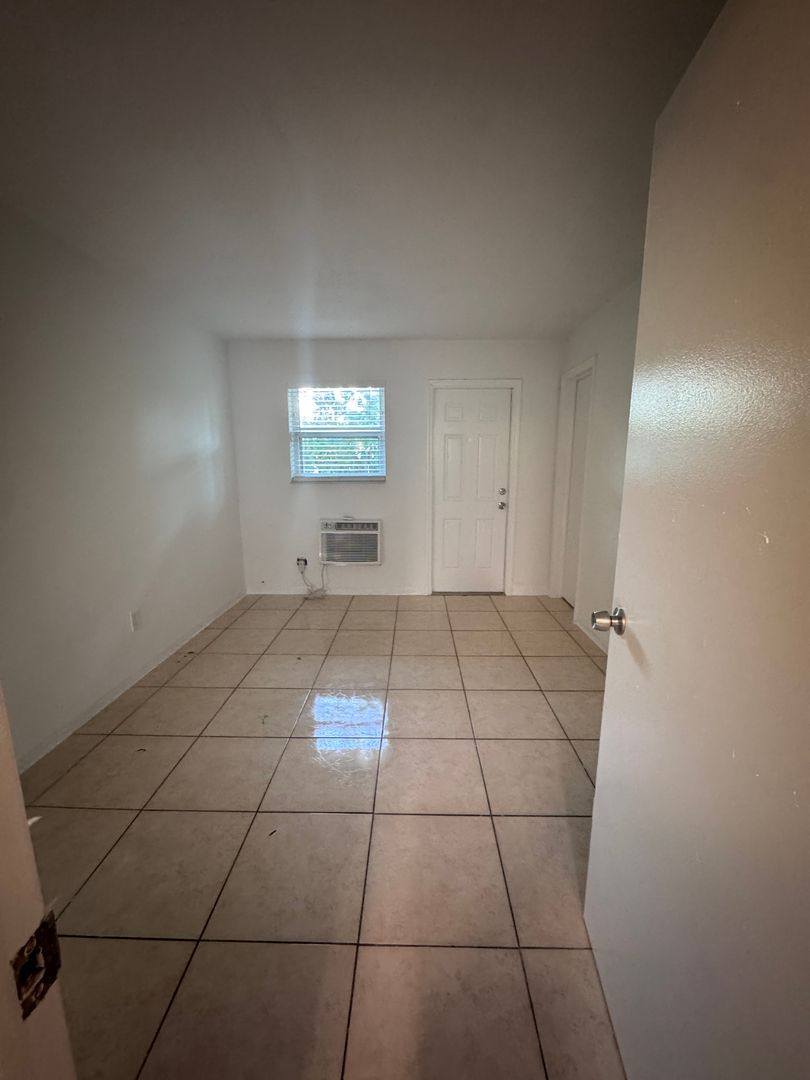 Apartment for rent at 921 SW 15 Ave, Fort Lauderdale, FL 33312