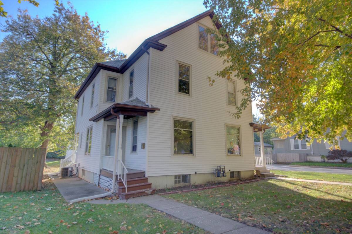 Apartment for rent at 2405 Farnam St, Davenport, IA 52803