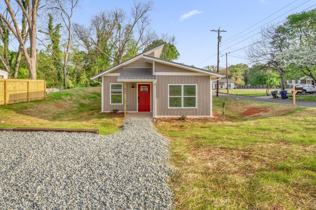 Apartment for rent at 606 N St, Graham, NC 27253
