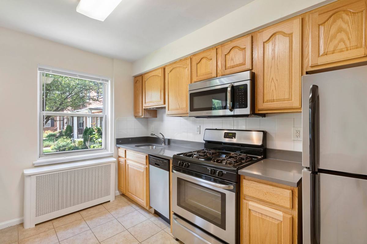 Apartment for rent at 96E Lakeview Ave, Leonia, NJ 07605