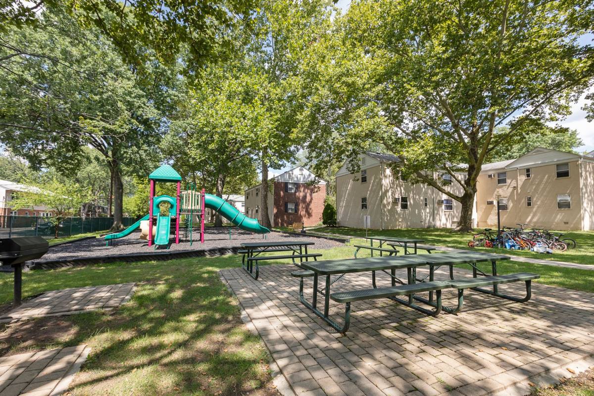 Apartment for rent at 96E Lakeview Ave, Leonia, NJ 07605