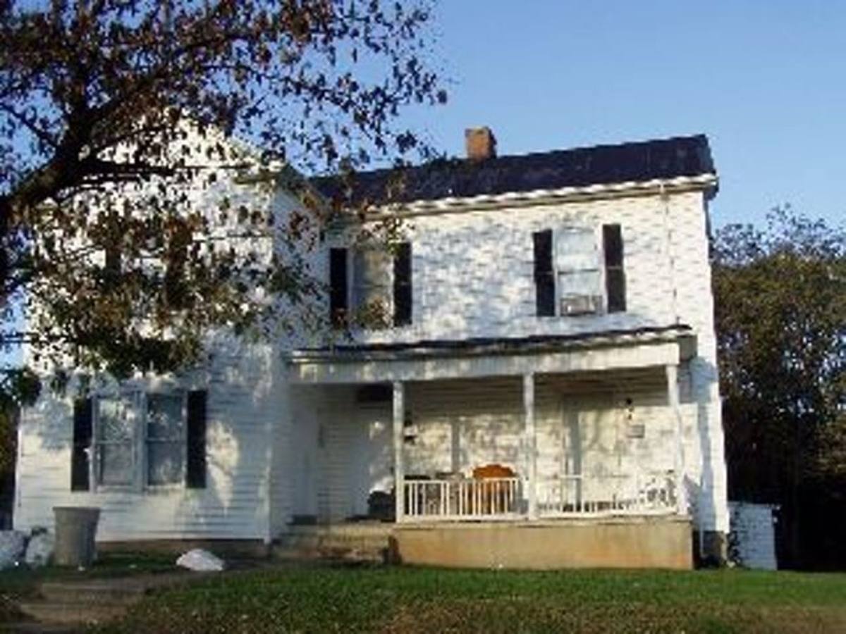 Apartment for rent at 238 S Bridge St, Bedford, VA 24523