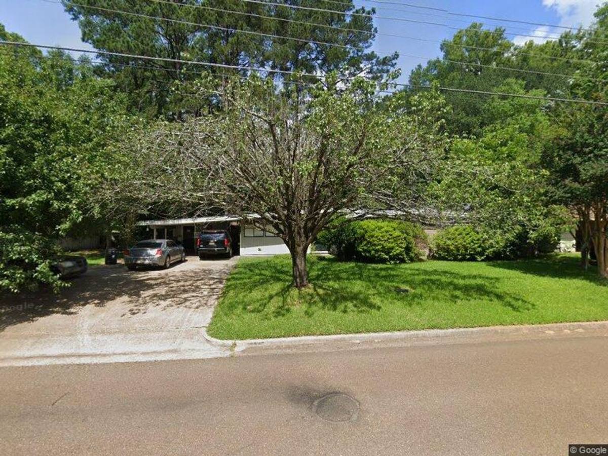 House for rent at 5135 Ridgewood Rd, Jackson, MS 39211