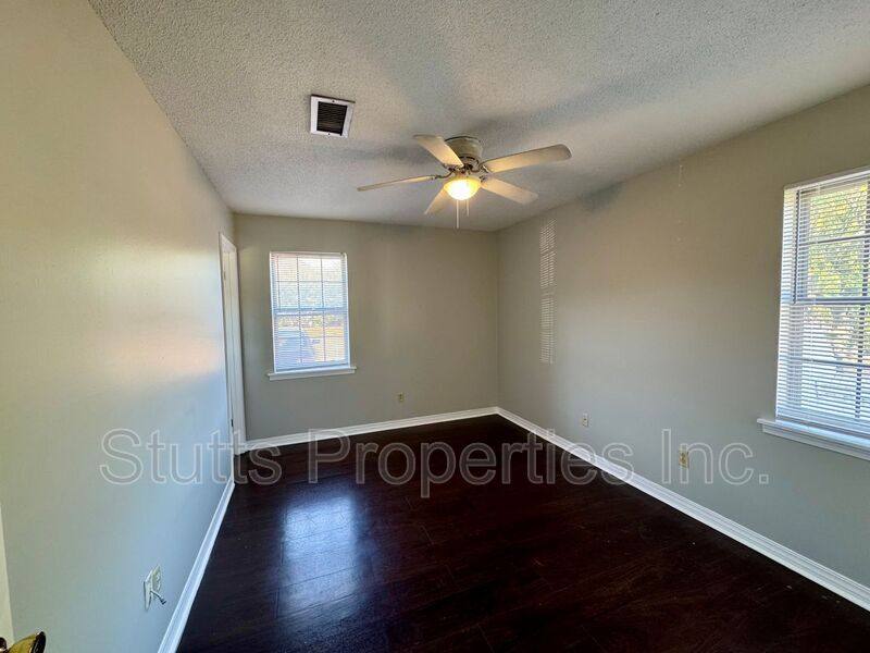 Apartment for rent at 1975 Darby Dr #A-1, Florence, AL 35630