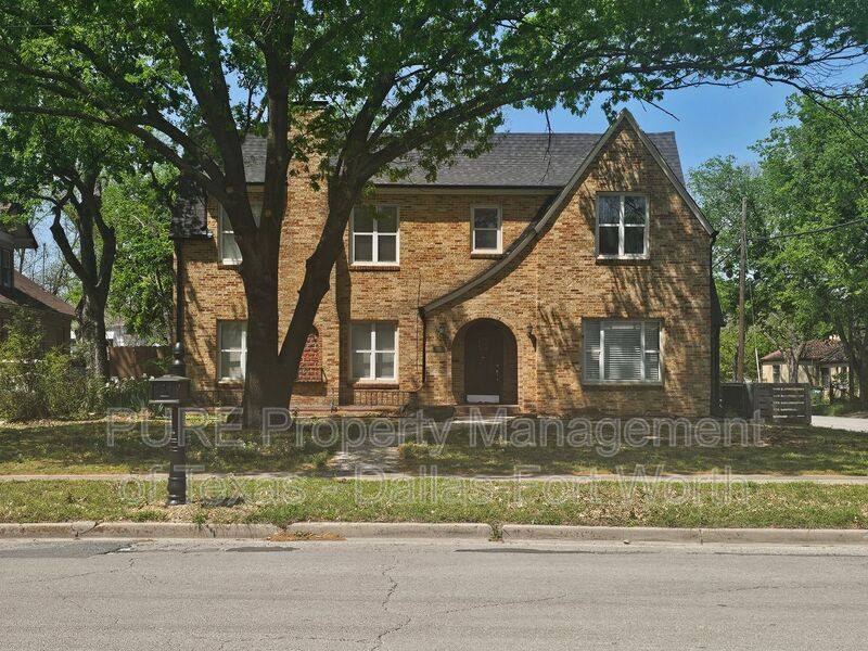 House for rent at 1001 S Lindsay St, Gainesville, TX 76240