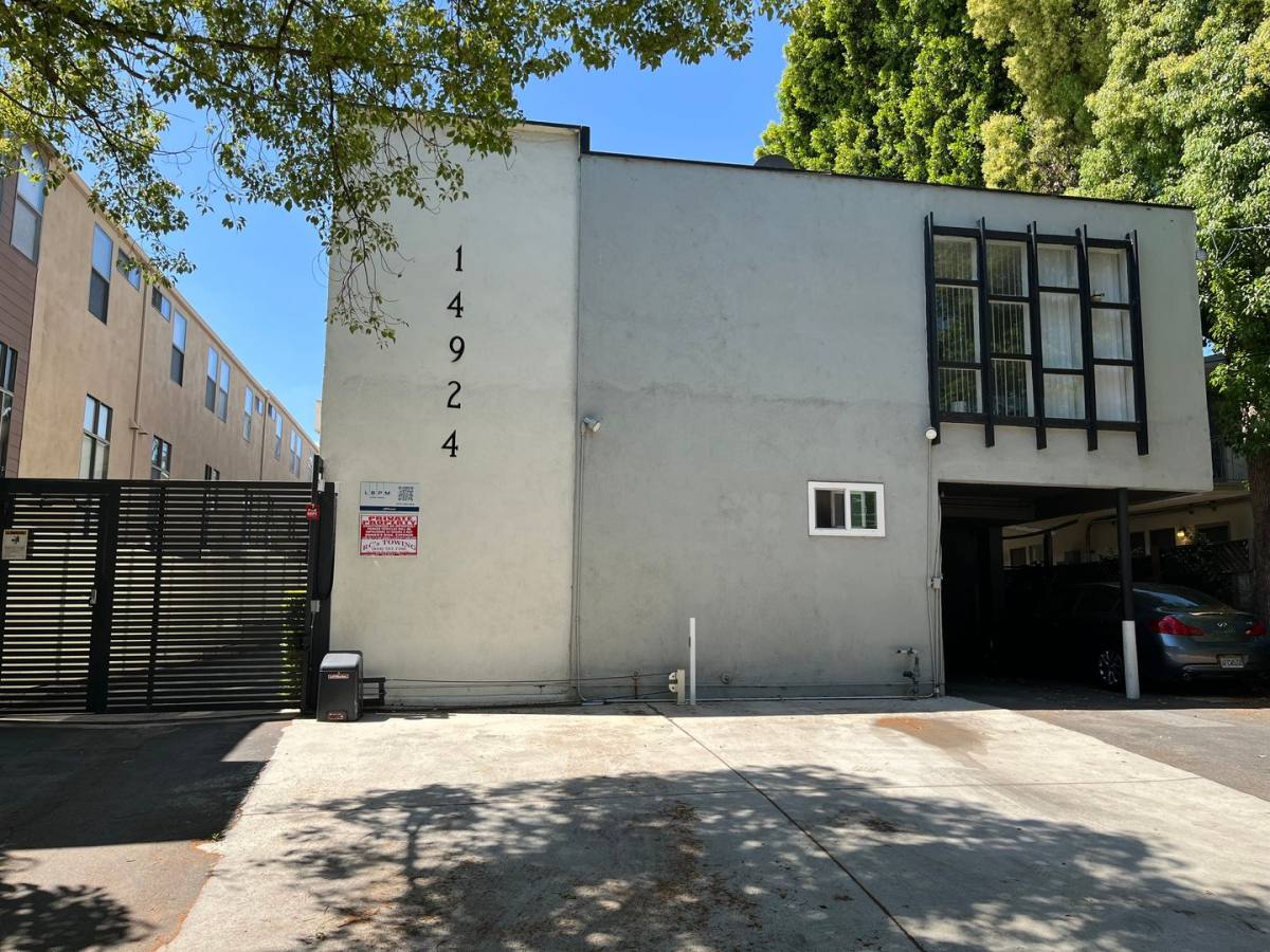 Apartment for rent at 14924 Dickens St, Sherman Oaks, CA 91403