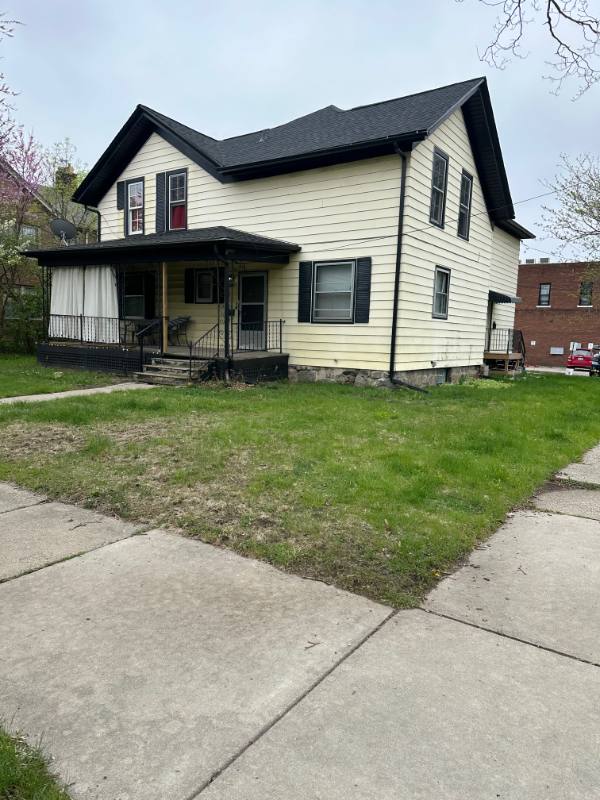 House for rent at 233 N Chestnut St #B, Lansing, MI 48933