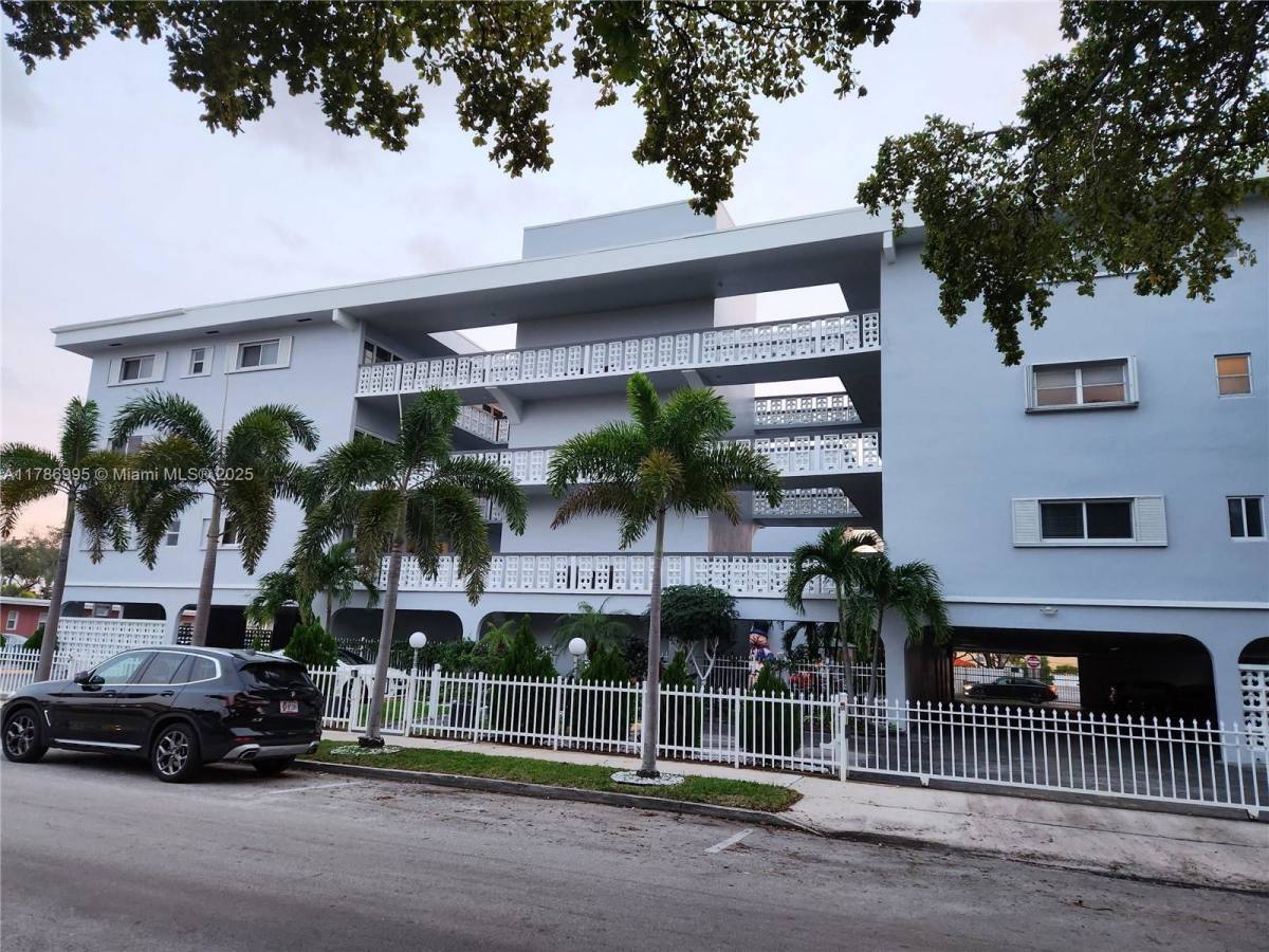 Apartment for rent at 1818 Rodman St #2E, Hollywood, FL 33020