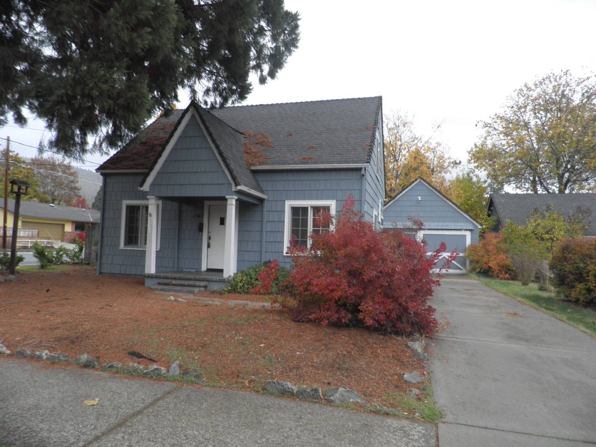 House for rent at 1247 NW Washington Blvd, Grants Pass, OR 97526