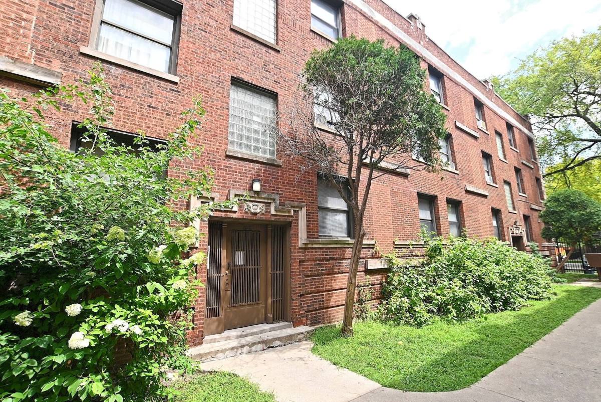 Apartment for rent at 4240 S Michigan Ave, Chicago, IL 60653