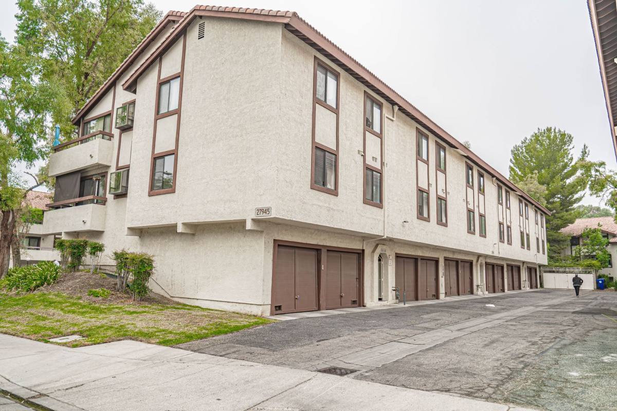 Townhouse for rent at 27945 Tyler Lane, Canyon Country, CA 91387