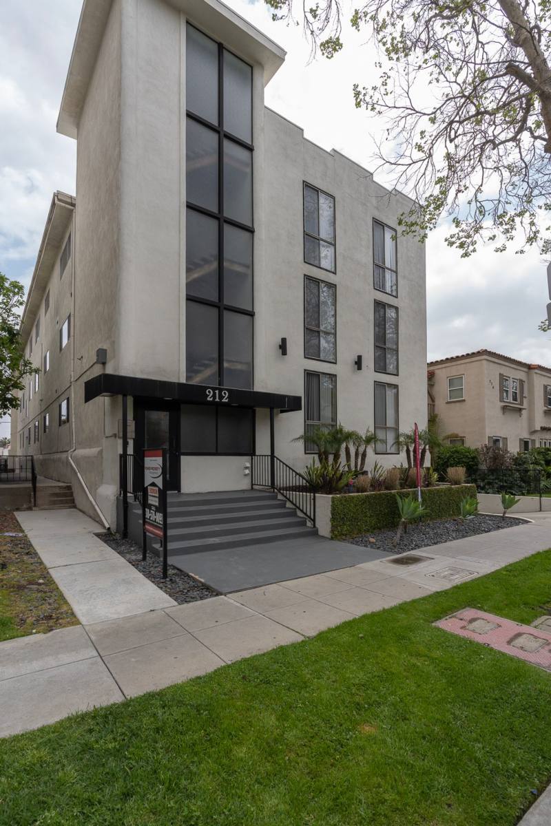 Apartment for rent at 212 S Arnaz Dr, Beverly Hills, CA 90211