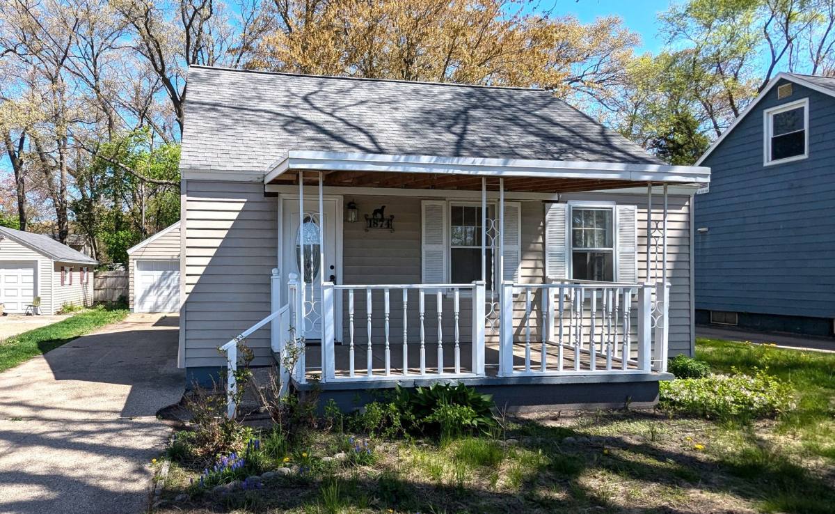 House for rent at 1874 Manor Dr, Muskegon, MI 49441
