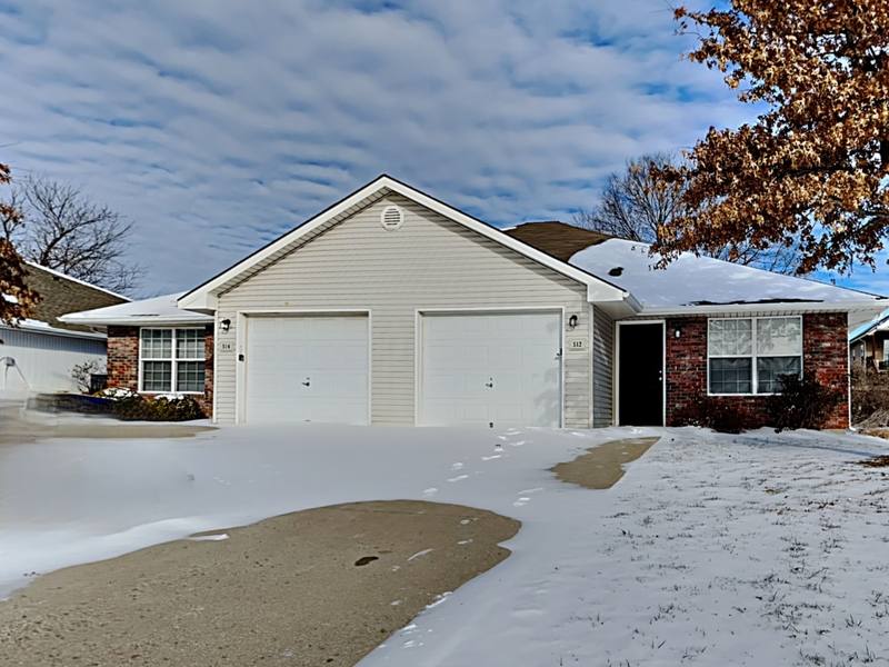 House for rent at 512 NW Woodbury Dr, Grain Valley, MO 64029