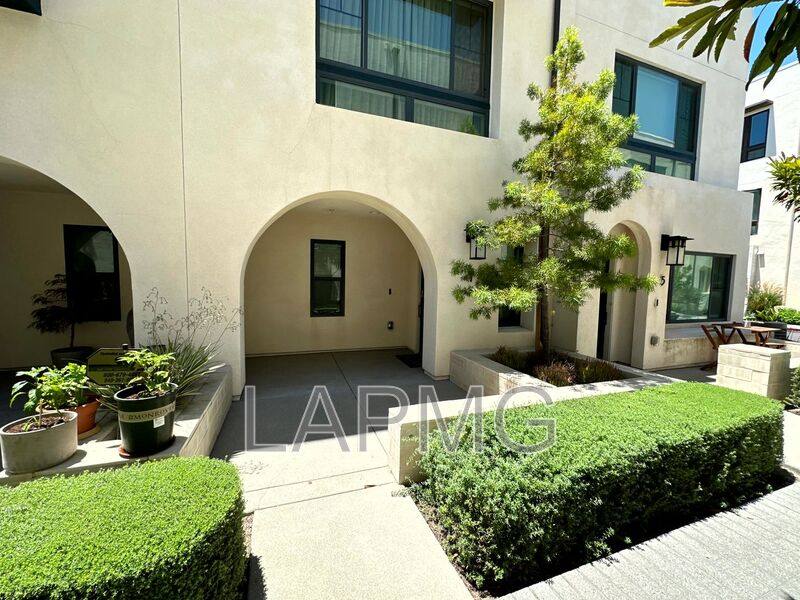 Townhouse for rent at 2931 Exposition Place #4, Los Angeles, CA 90018