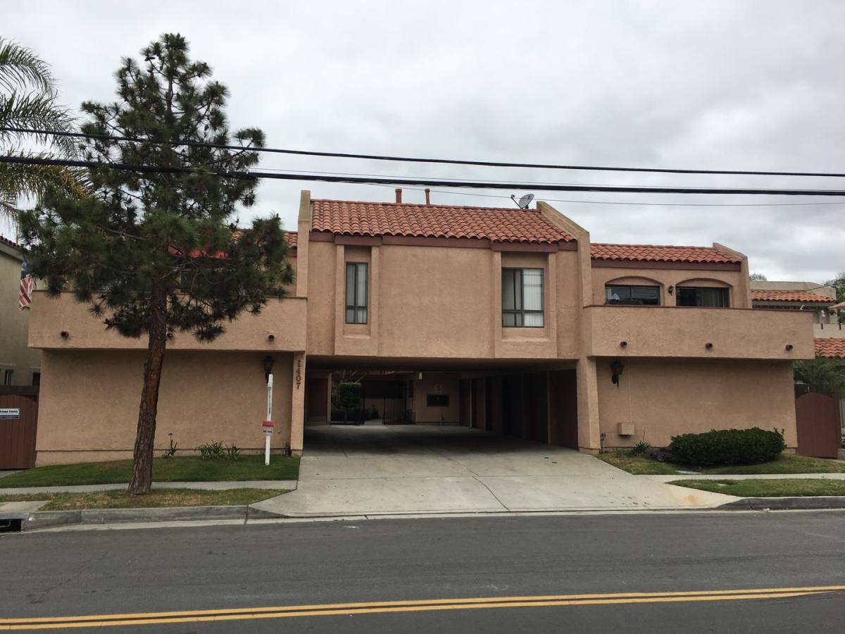 Apartment for rent at 1407 Alabama St, Huntington Beach, CA 92648