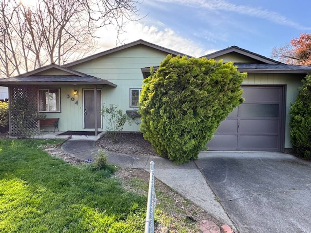 House for rent at 304 S Buchannan Ave, Eagle Point, OR 97524