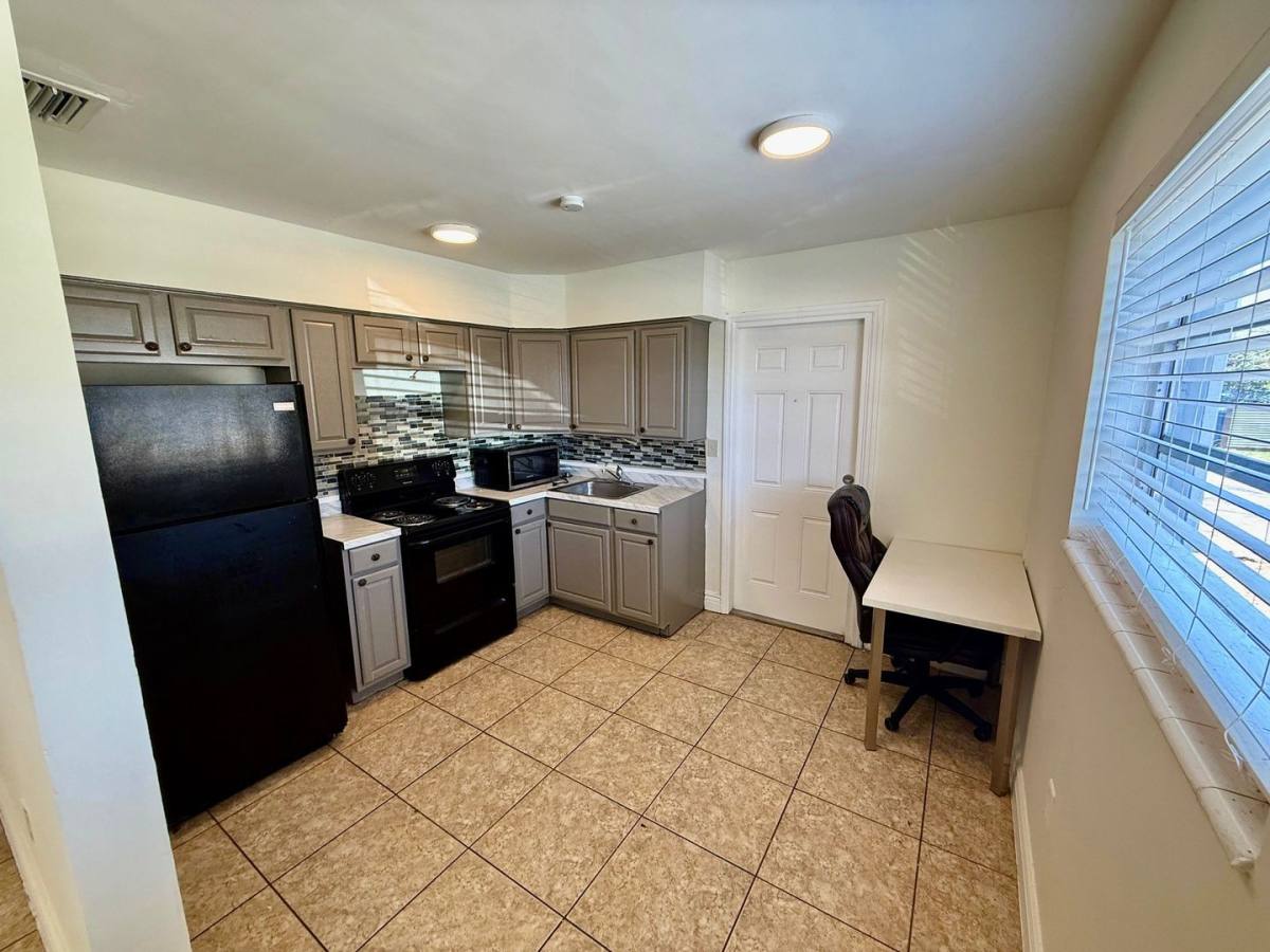 Apartment for rent at 2633-2635 NW 9th Ave, Fort Lauderdale, FL 33311