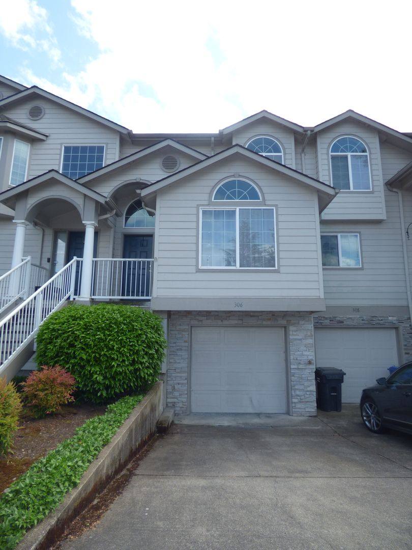 Townhouse for rent at 306 Crystal Springs Lane N, Salem, OR 97303