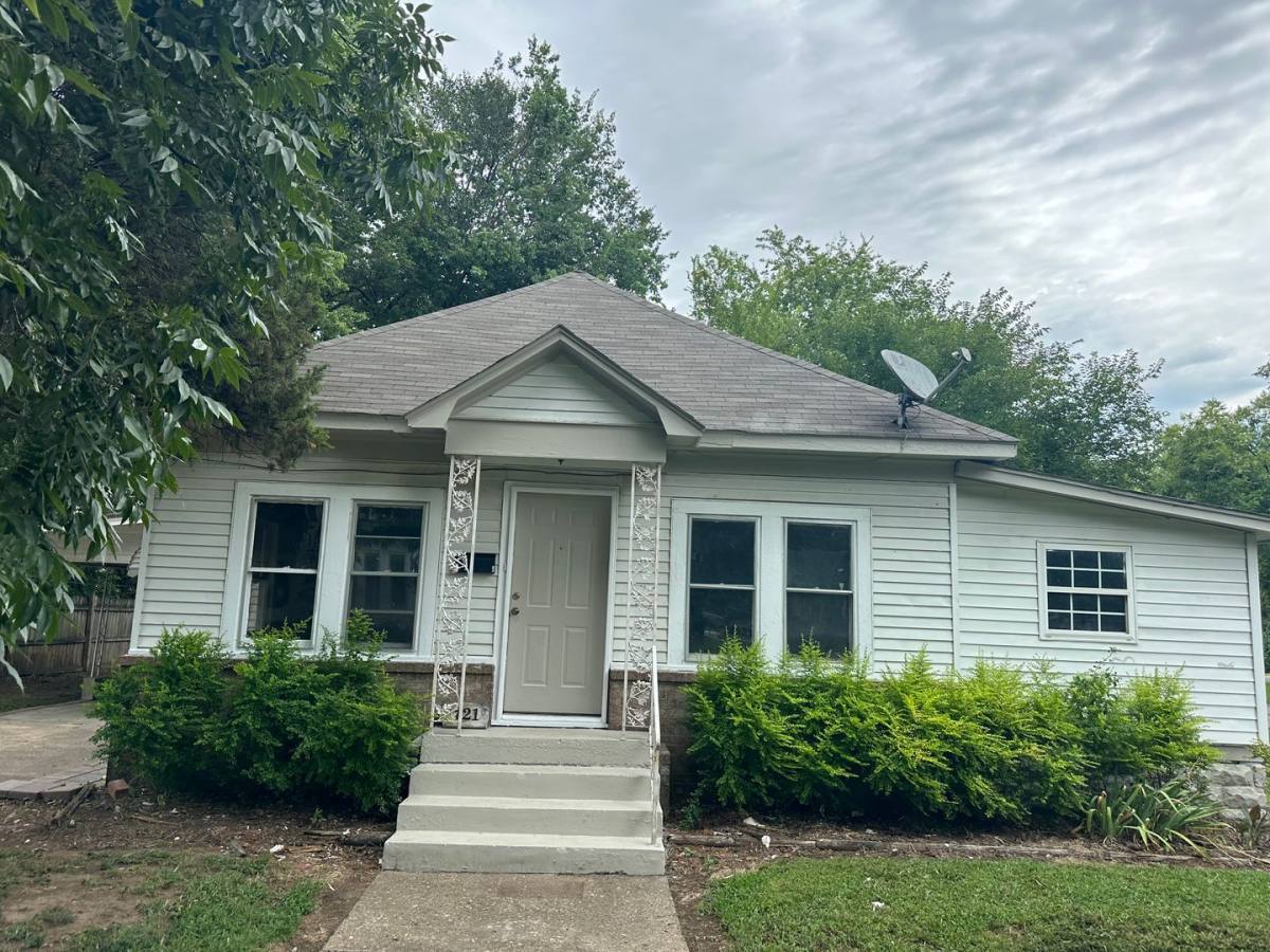 House for rent at 421 S 8th St, Van Buren, AR 72956