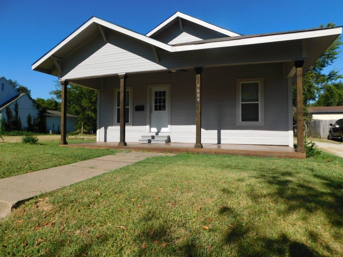 Apartment for rent at 1814 B Hunt St, Commerce, TX 75428