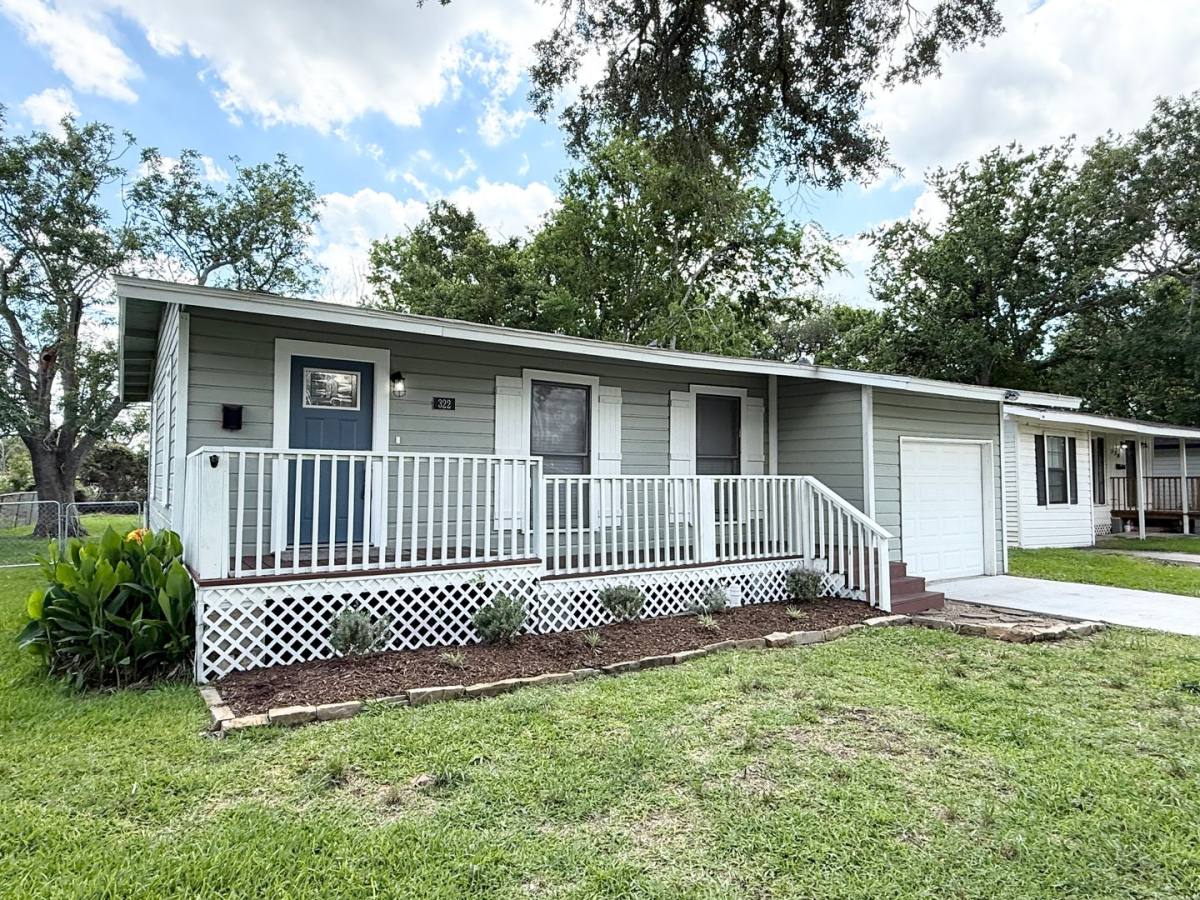 Apartment for rent at 322 Azalea St, Lake Jackson, TX 77566