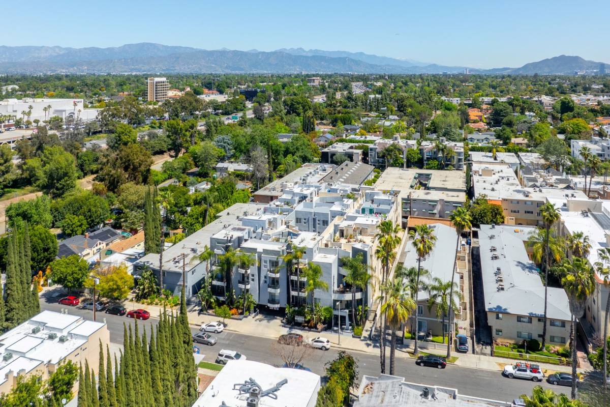 Townhouse for rent at 4532 Murietta Ave, Sherman Oaks, CA 91423