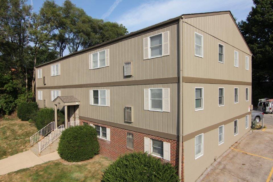 Apartment for rent at 1124 Oakcrest St, Iowa City, IA 52246