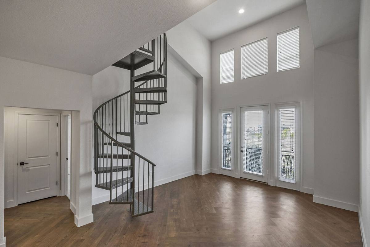 Apartment for rent at 2121 Allen Parkway #SS2, Houston, TX 77019