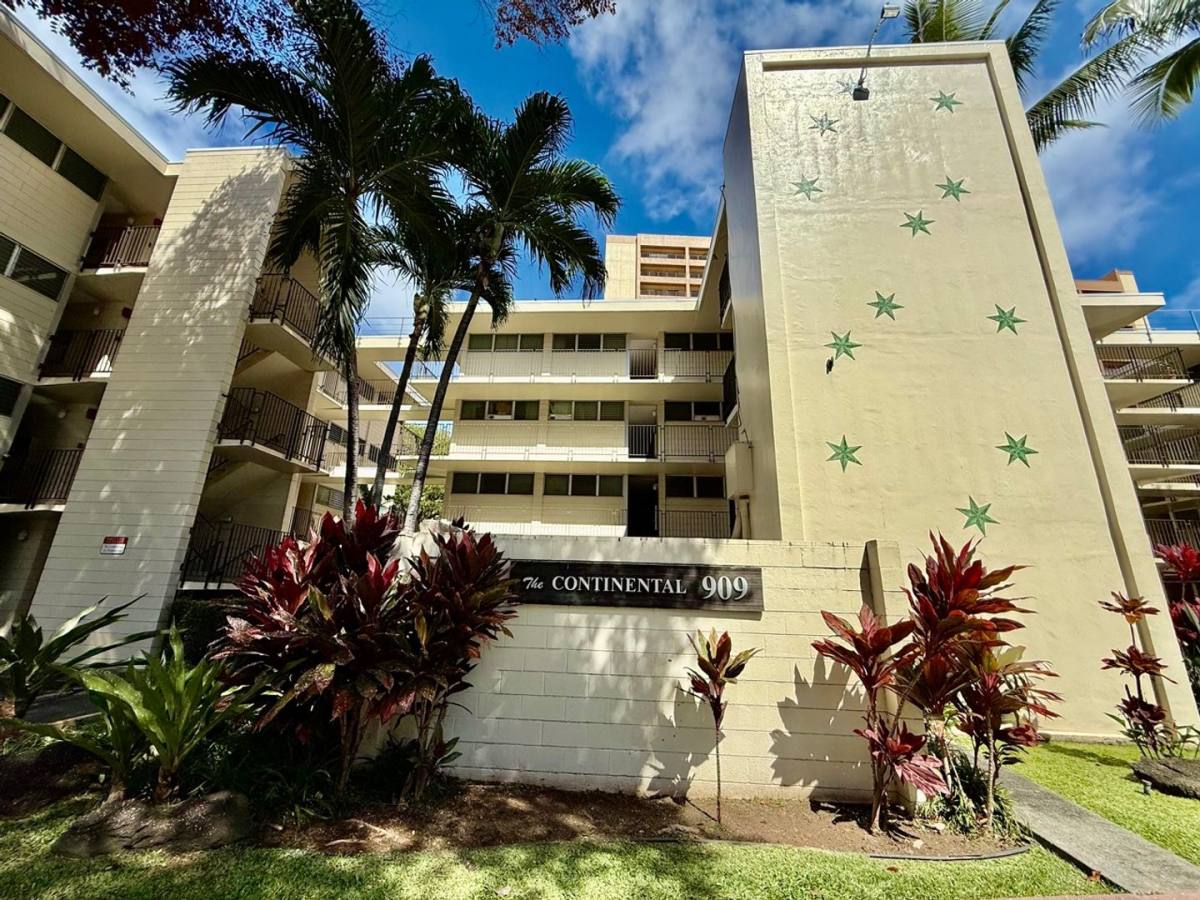 Apartment for rent at 909 Kaheka St, Honolulu, HI 96814