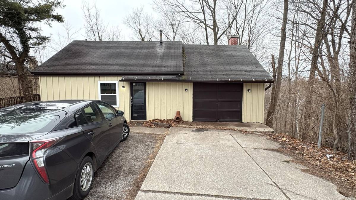 House for rent at 1499 Gulf Rd, Elyria, OH 44035