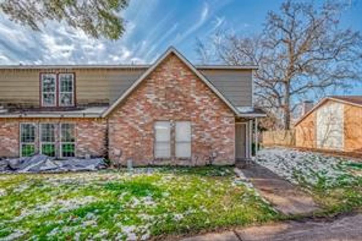 Townhouse for rent at 5767 Easthampton Dr, Houston, TX 77039