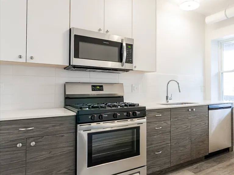 House for rent at 1701 W Glenlake Ave, Chicago, IL 60660