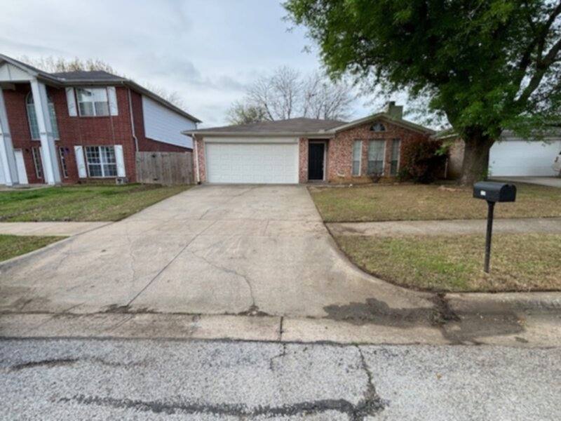 House for rent at 324 Moss Hill Dr, Arlington, TX 76018