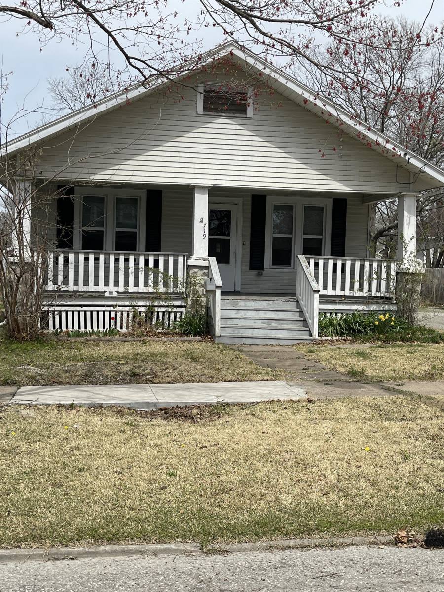 House for rent at 719 W 6th St, Ottawa, KS 66067