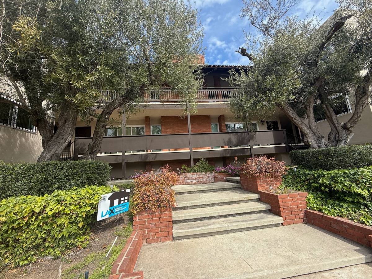 Apartment for rent at 8364 Manitoba St, Playa Del Rey, CA 90293