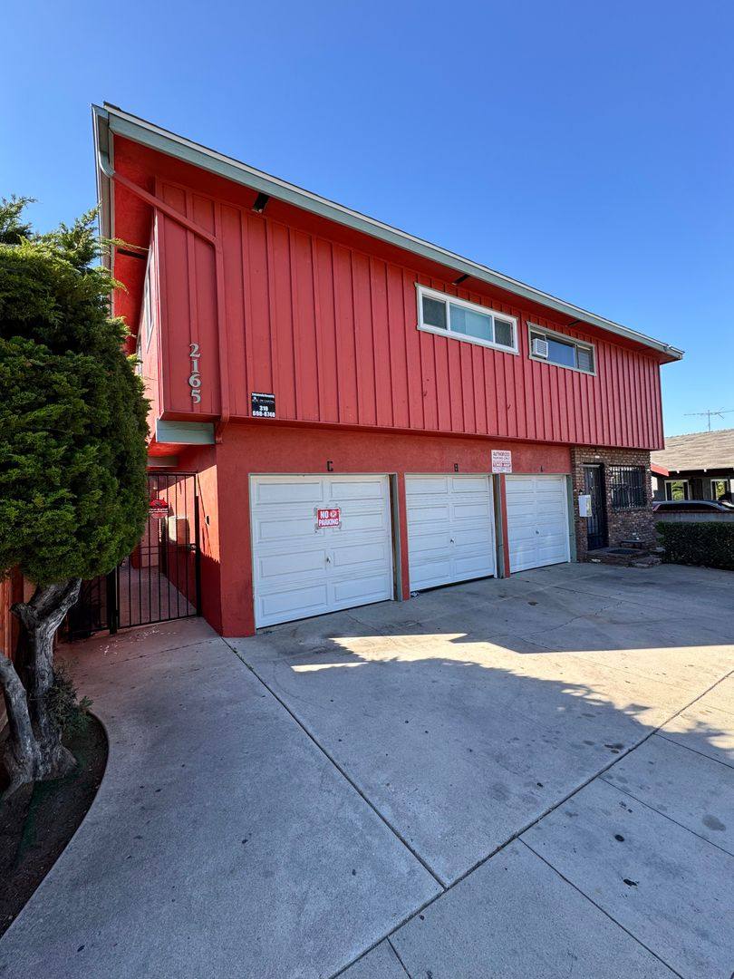 Apartment for rent at 2165 Locust Ave, Long Beach, CA 90806