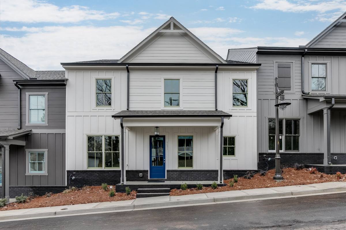Townhouse for rent at 5631 Pine St, Flowery Branch, GA 30542